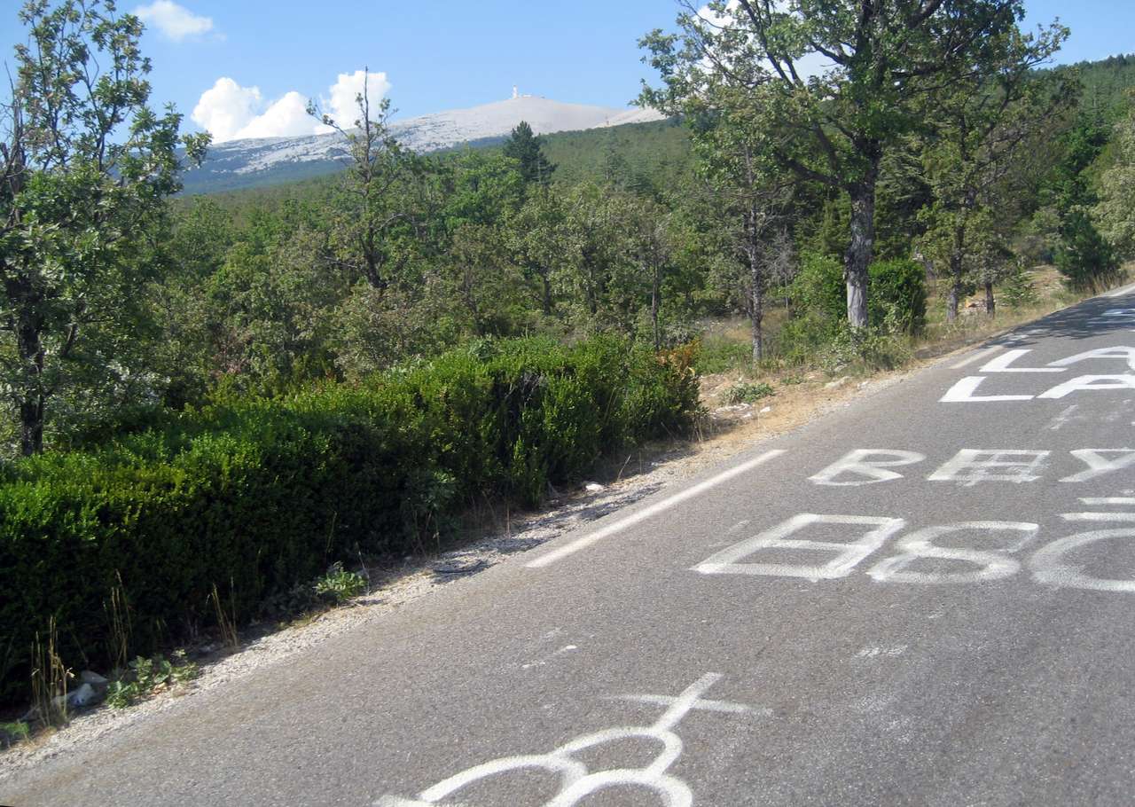Popísaná cesta na mont Ventoux