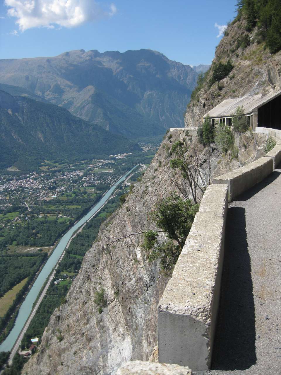 Vyhliadková cesta nad dolinou pri Alpe d Huez